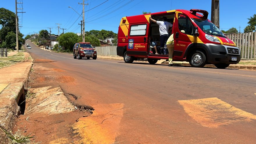 Ciclista sofre queda e precisa ser amarrado para receber atendimento do Siate