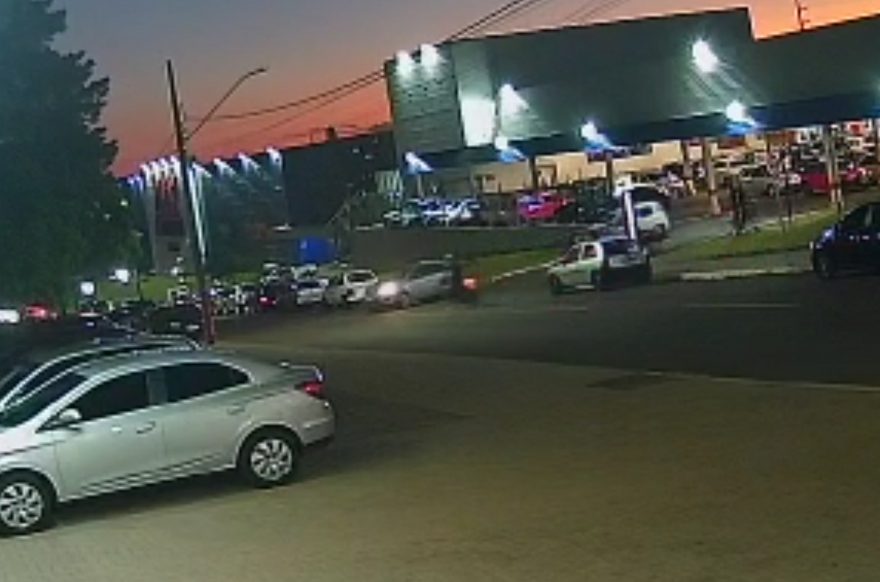 Vídeo mostra carro saindo de estacionamento e batendo com moto