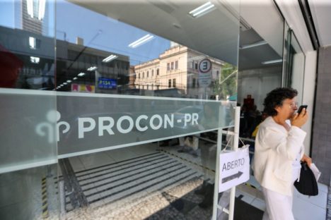 Procon-PR alerta para golpes envolvendo repasses do governo federal a famílias Imagem referente a Procon-PR alerta para golpes envolvendo repasses do governo federal a famílias