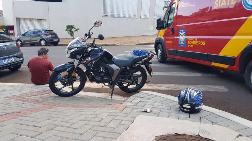 Motociclista precisa ser socorrido no Centro após colisão com carro