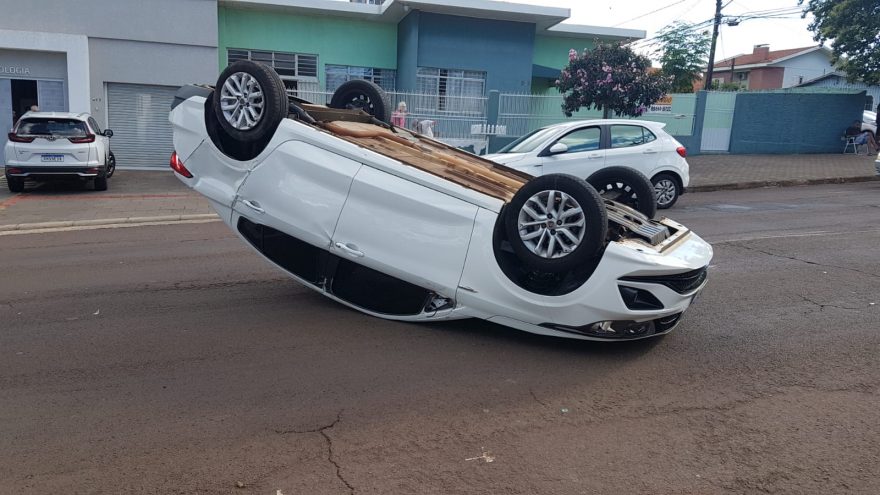 Carro capota após colisão no Bairro Neva