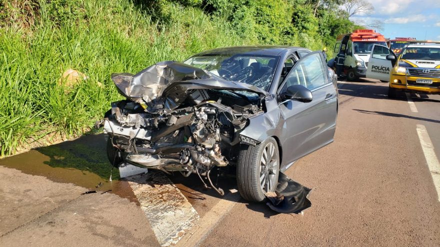Carro e caminhão colidem na Rodovia BR-467