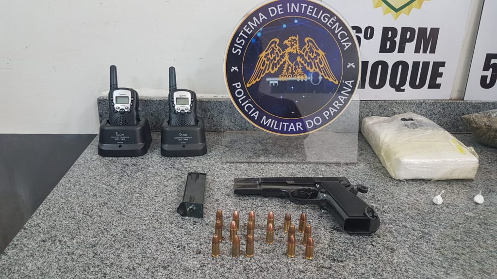 Dupla é conduzida para a delegacia com arma e drogas