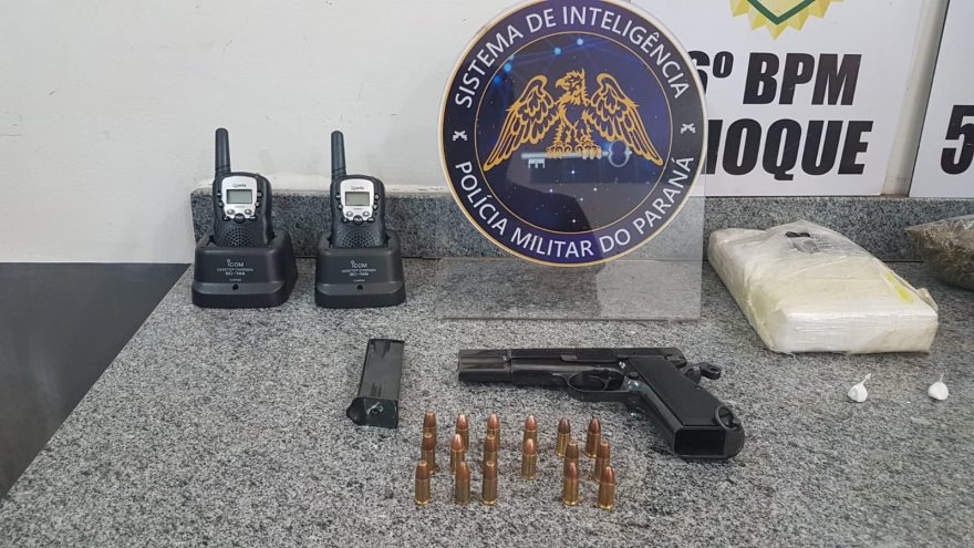 Dupla é conduzida para a delegacia com arma e drogas