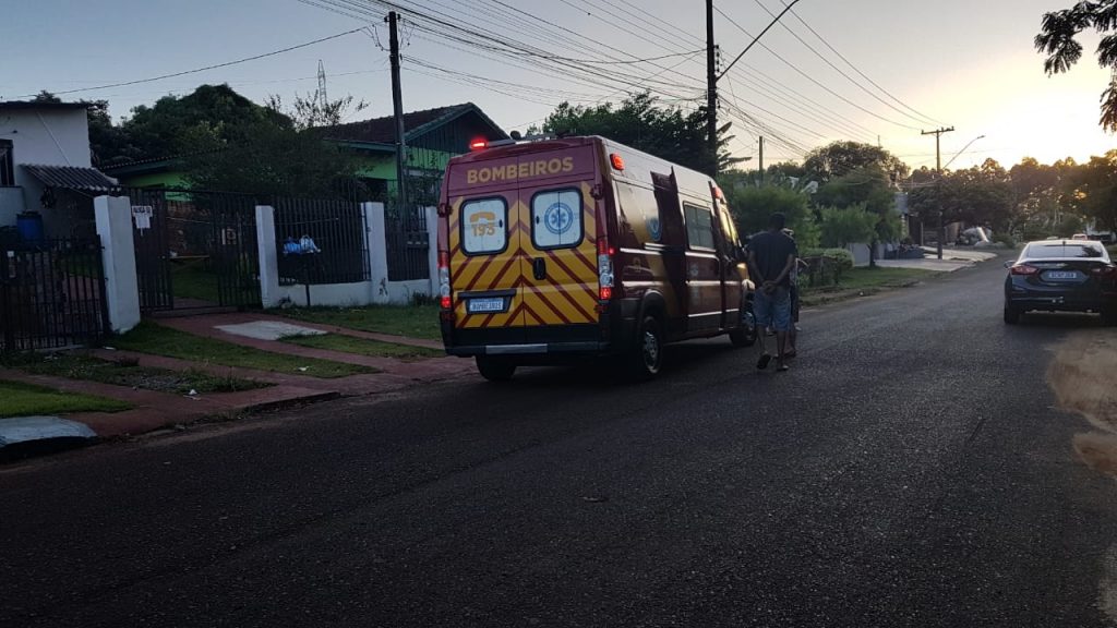 Homem agredido com cabo de vassoura é socorrido no Santa Felicidade