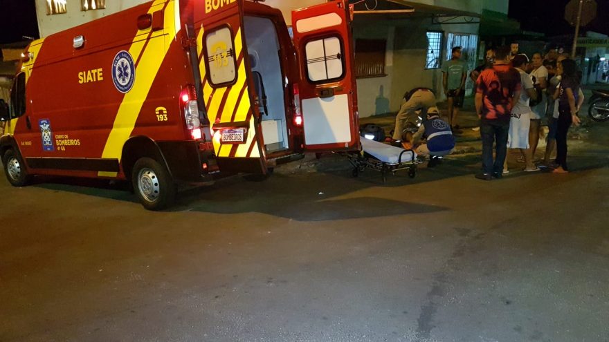 Acidente entre carro e motocicleta deixa casal ferido na Av. Papagaios