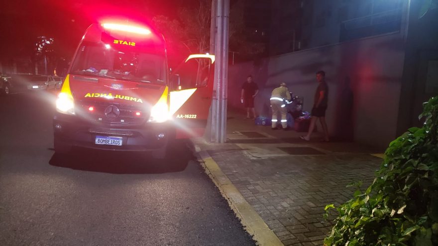 Após perder controle da motocicleta, entregador colide contra placa de sinalização