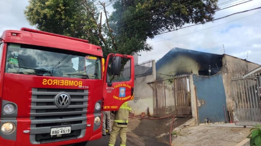 Mulher é presa após atear fogo na própria casa em Apucarana