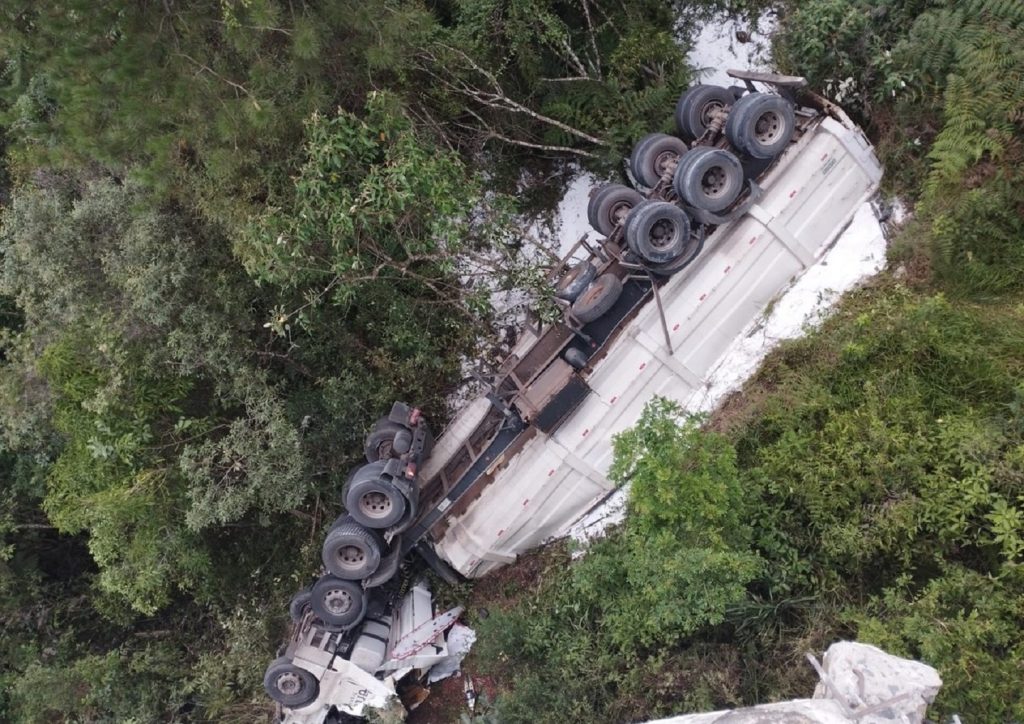 Caminhão bate com colheitadeira, cai de ponte e duas pessoas morrem na PR-151