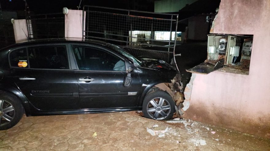 Jovem colide carro em muro de estabelecimento no centro e é preso por embriaguez