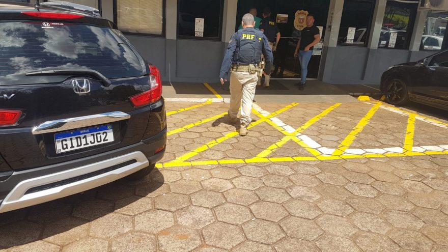 SUV furtada e com placas clonadas é apreendida pela PRF e motorista detido