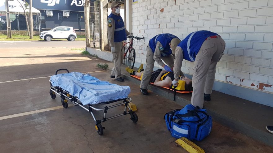 Ciclista fica ferido após ser atingido por moto na Avenida Barão do Rio Branco