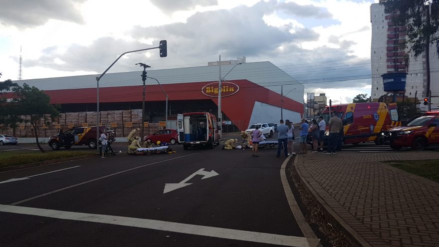 Motociclistas têm lesões graves após forte colisão na Avenida Tancredo Neves