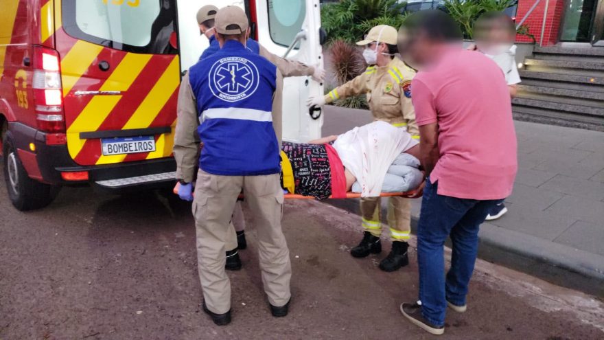 Com suspeita de fratura no fêmur, idosa é socorrida pelo Corpo de Bombeiros em edifício na Rua JK