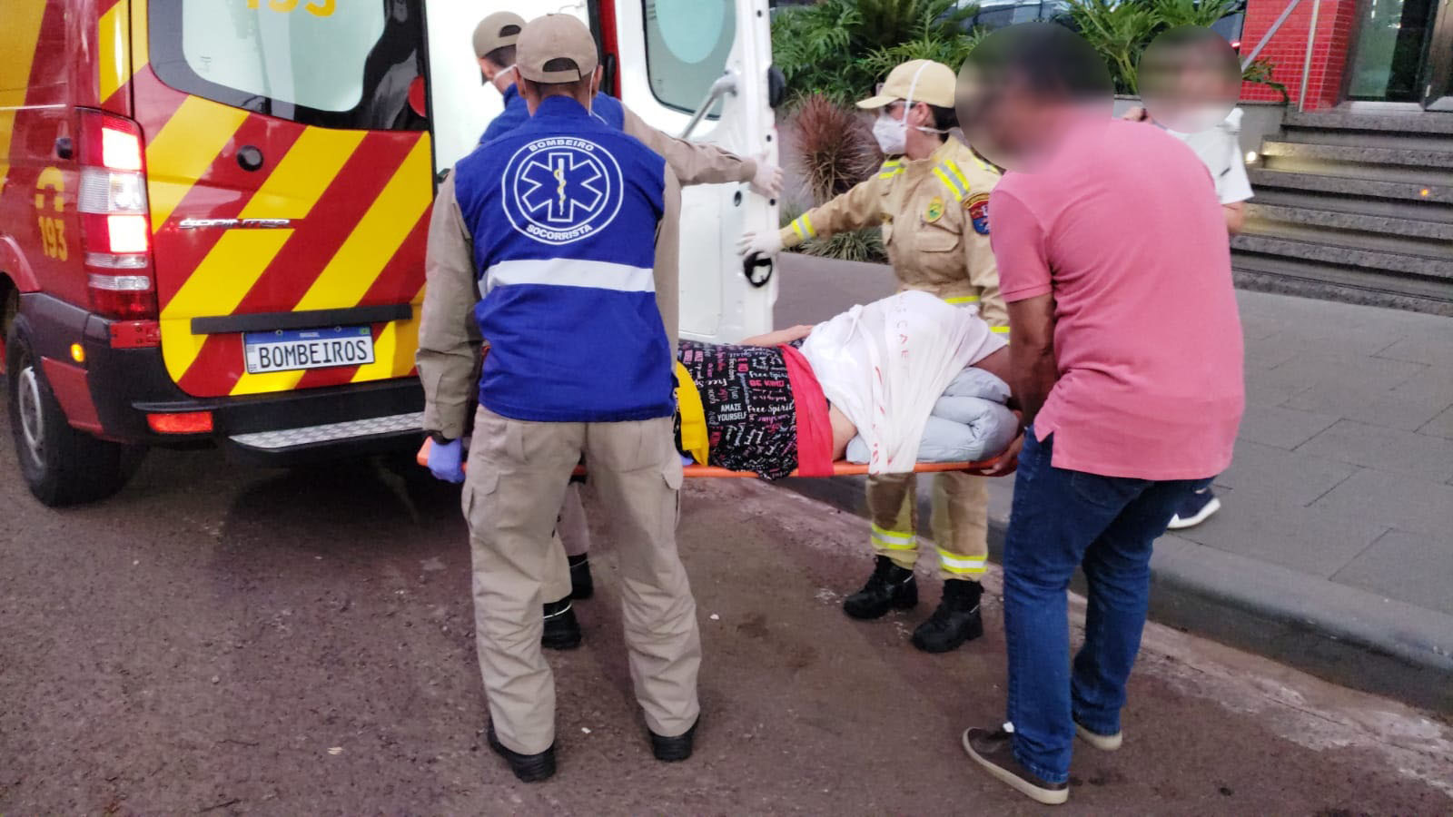 Com Suspeita De Fratura No Fêmur Idosa é Socorrida Pelo Corpo De