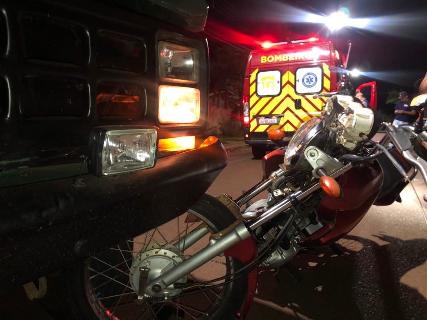 Moto fica presa em caminhão após colisão no Nova Cidade