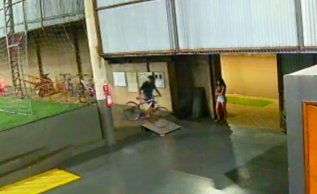 Bicicleta nova é furtada em Cascavel; veja vídeo