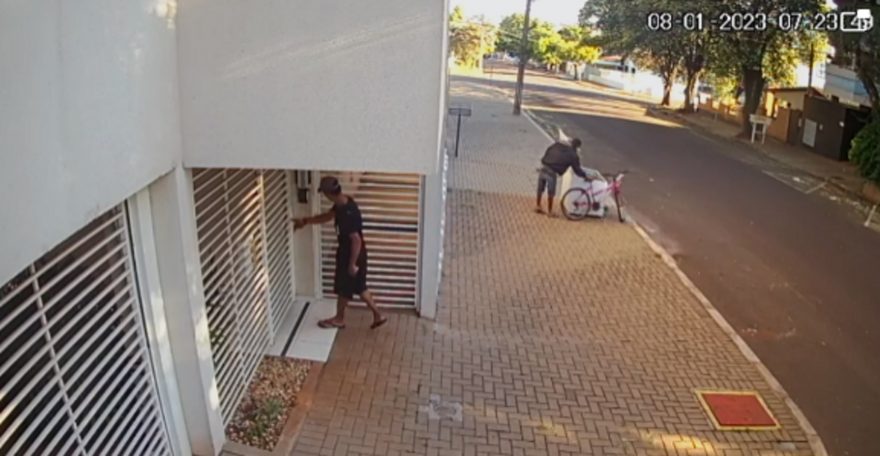 Câmeras de segurança flagram arrombamento e furto de bicicletas em condomínio no Centro