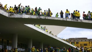 Manifestantes invadem Congresso, Planalto e STF