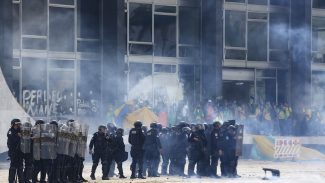 PM retira manifestantes da rampa do Palácio do Planalto, em Brasília