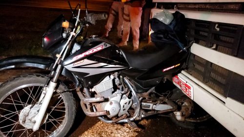 Nasceu de novo! moto fica engatada após ser atingida por carreta e piloto sai ileso na BR-277 Imagem referente a Nasceu de novo! moto fica engatada após ser atingida por carreta e piloto sai ileso na BR-277
