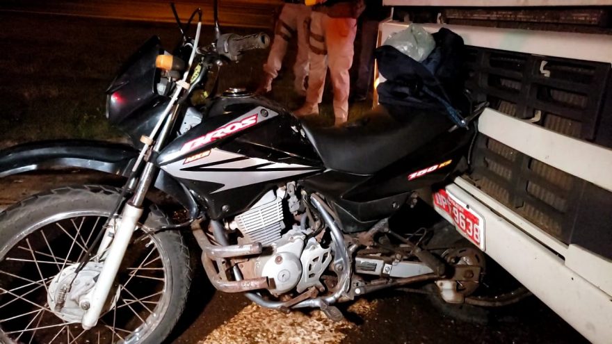 Nasceu de novo! moto fica engatada após ser atingida por carreta e piloto sai ileso na BR-277