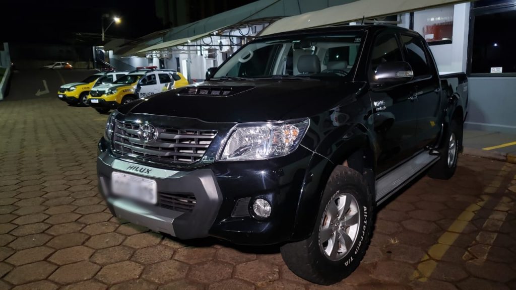 Bandidos furtam duas caminhonetes de loja de carros e PM recupera Hilux na Br-467