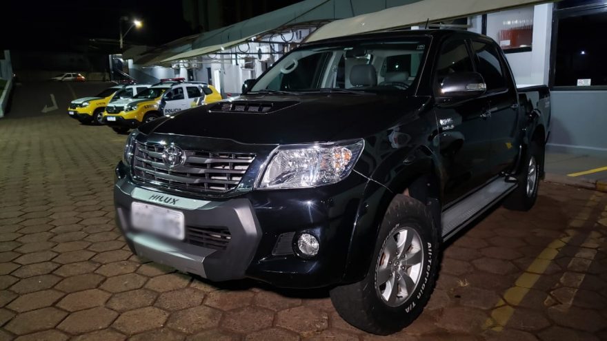 Bandidos furtam duas caminhonetes de loja de carros e PM recupera Hilux na Br-467