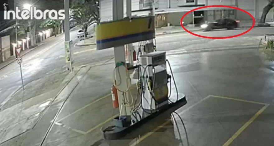 Câmera flagra momento em que jovem embriagado perde o controle e colide Megane em muro