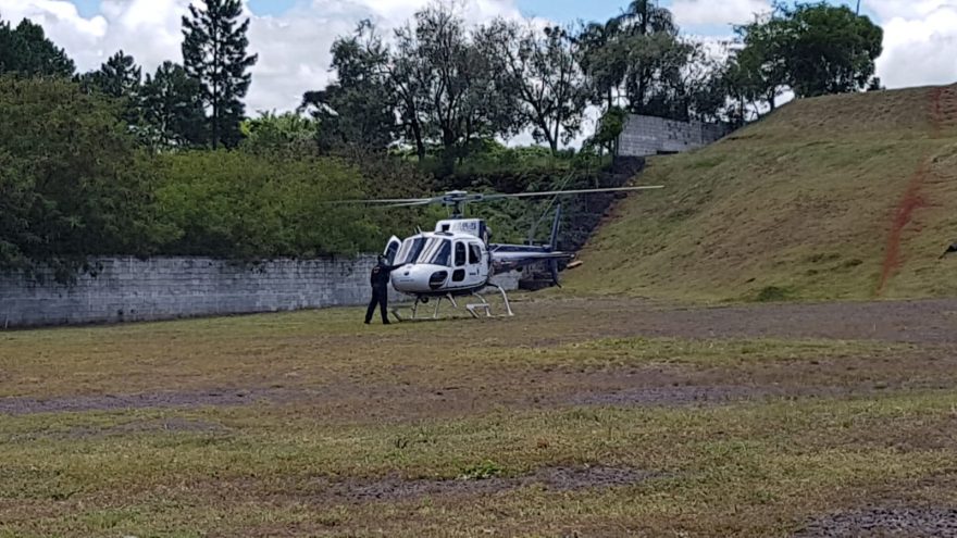 Helicóptero do Consamu pousa em Cascavel trazendo idosa de Formosa do Oeste