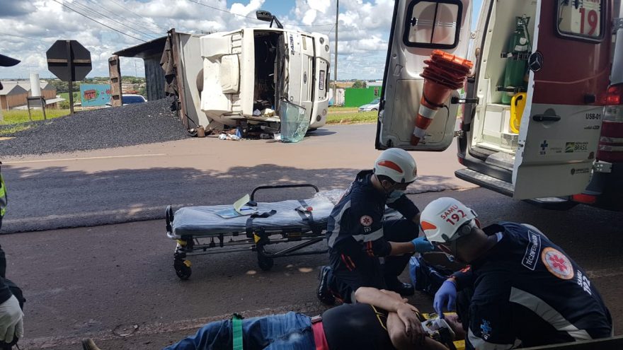 Caminhoneiro fica ferido após tombar caminhão no Trevo do Ceasa