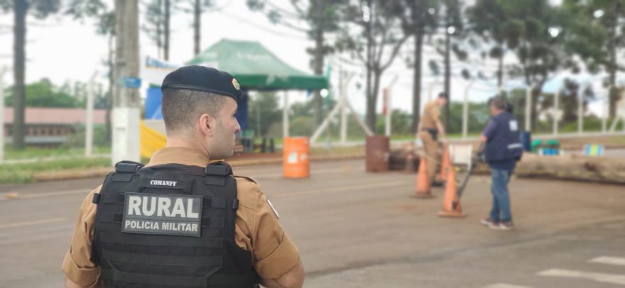 Sob supervisão da PM, manifestantes desmontam acampamento em frente ao Exército