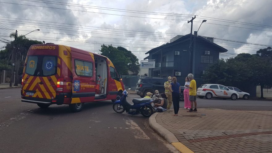 Motociclista é socorrida pelo Siate vítima de acidente de trânsito na Rua Vitória