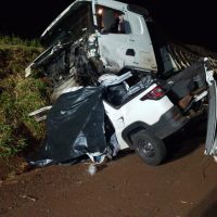 Imagem referente a Duas pessoas morrem em grave colisão entre carros e caminhão na BR-369