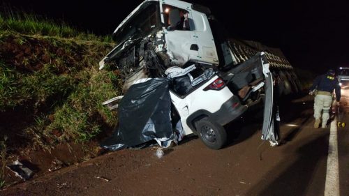 Imagem referente a Duas pessoas morrem em grave colisão entre carros e caminhão na BR-369