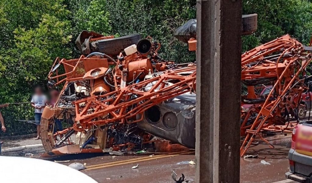 Acidente entre carro e máquina agrícola deixa quatro feridos no centro de Verê