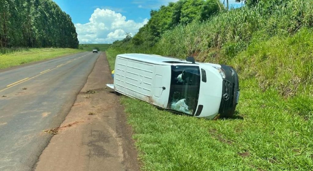 Van capota na PR-486 sentido Brasilândia, próximo a Alto Piquiri