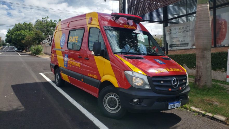 Com Honda Biz, motociclista se envolve em colisão com Mercedes e fica ferida na Rua Vitória