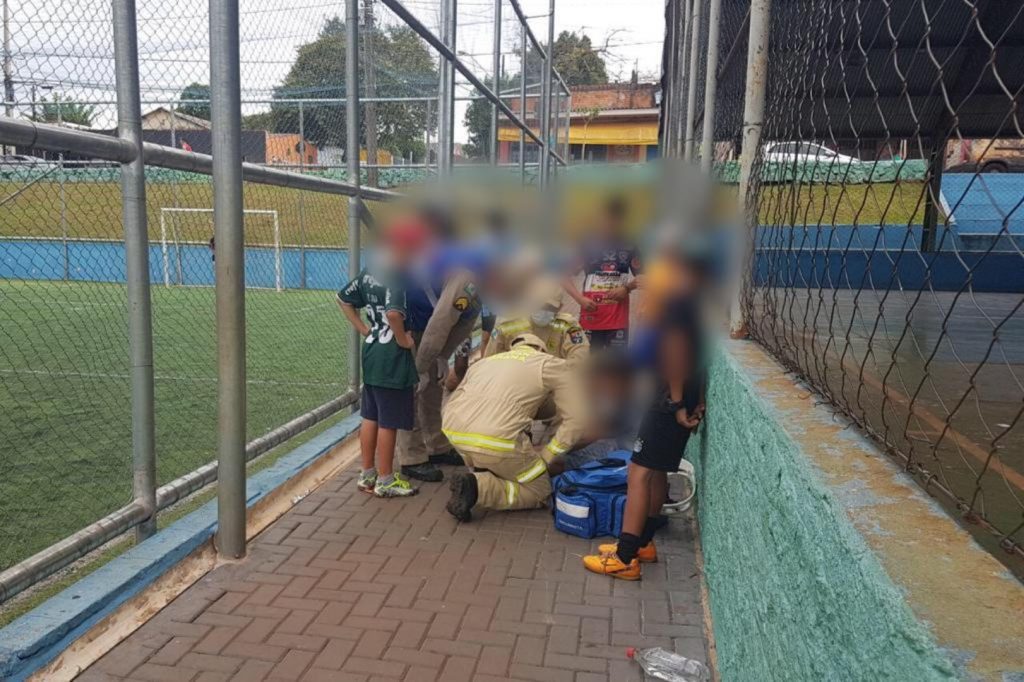 Menino torce o pé durante partida de futebol no Floresta