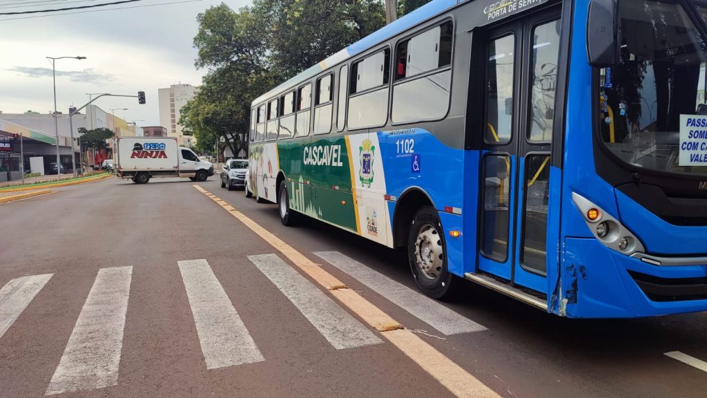 Carro e ônibus colidem no Centro em Cascavel