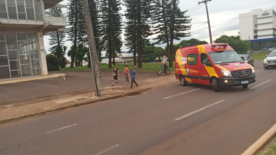 Homem sofre suspeita de fratura em arcos costais após queda de veículo