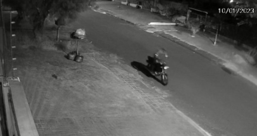 Câmera flagra homem levando moto furtada no Periolo