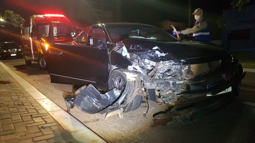 Três veículos colidem no Centro deixando pessoa ferida