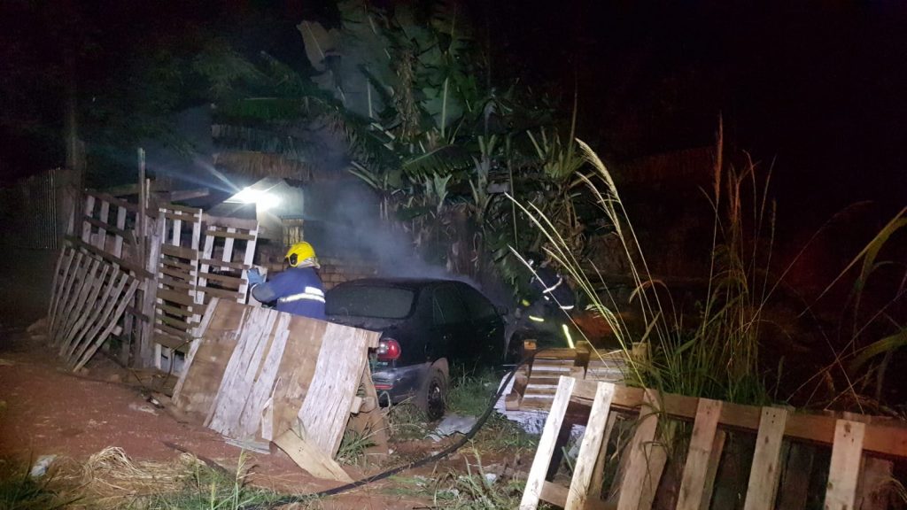 Marea pega fogo e Corpo de Bombeiros é acionado para combater incêndio