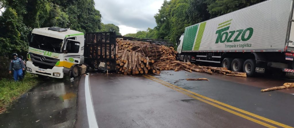 Caminhoneiro morre em grave acidente com carreta carregada com toras na BR-476