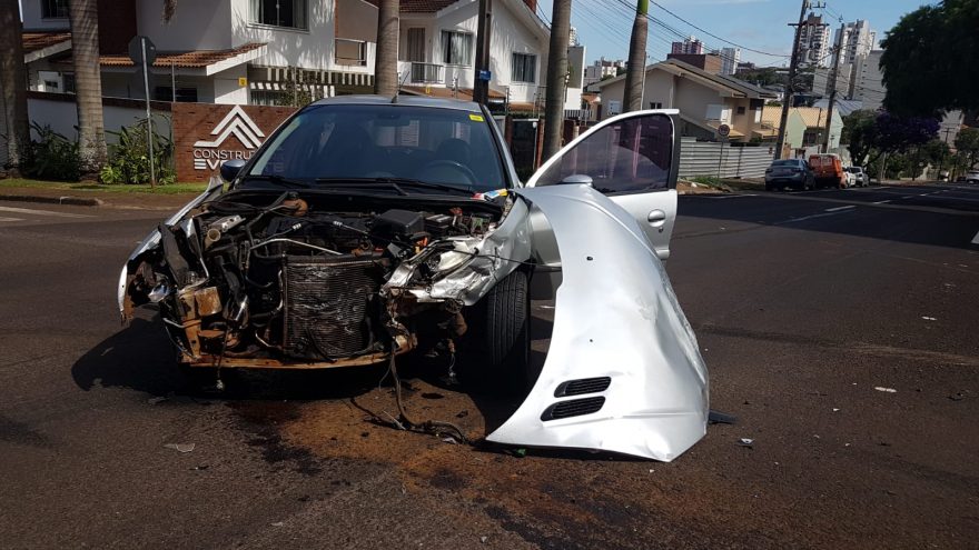 Peugeot 206 fica destruído após forte acidente no Bairro Neva