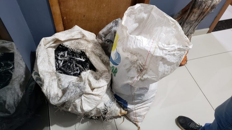 Dono de ferro velho é detido com diversos produtos recicláveis sem procedência