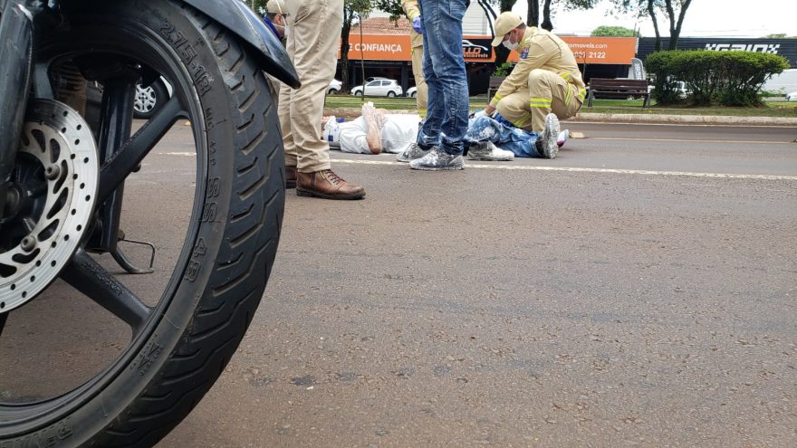 Motociclista tem fratura no pé após colisão com carro na Avenida Brasil