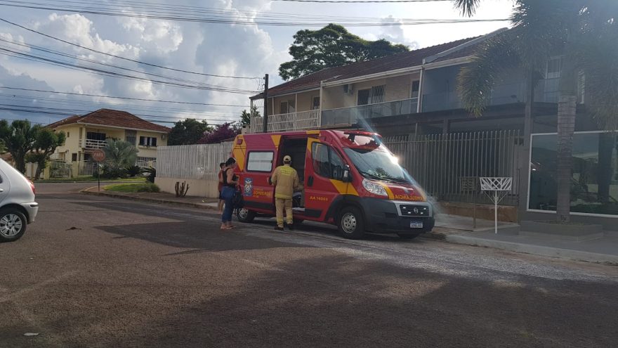 Após escorregar, idosa sofre queda no Maria Luiza