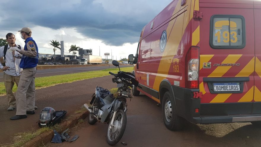 Homem fica ferido em colisão entre carro e moto no Santos Dumont